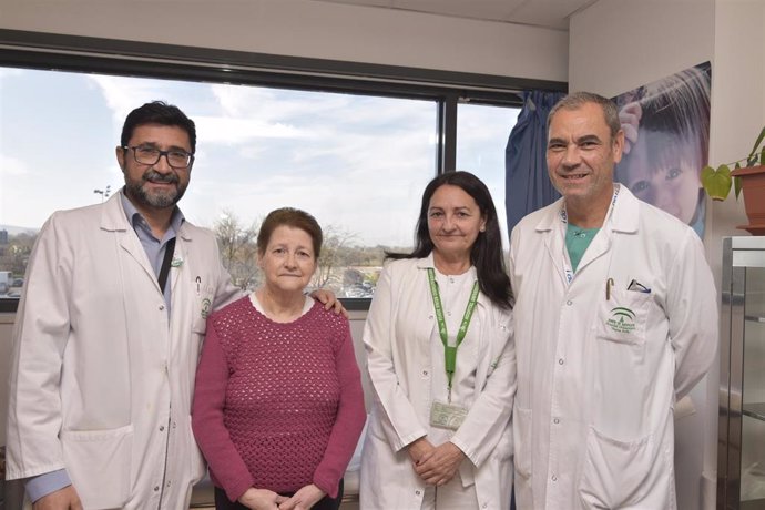 El Hospital Reina Sofía realiza por primera vez una extracción de lóbulo pulmonar mediante cirugía robótica.