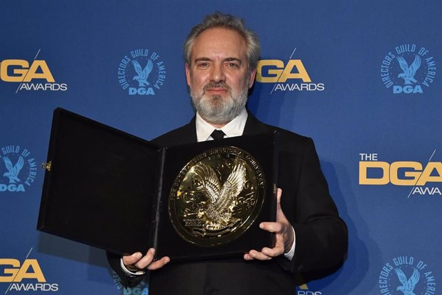 Sam Mendes junto a su premio en los DGA Awards