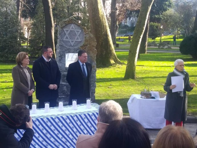 Acto en conmemoración de las víctimas del holocausto.