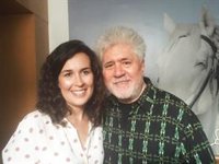 La alcaldesa de Calzada de Calatrava felicita a Pedro Almodóvar por su gran éxito en la gala de los Goyas
