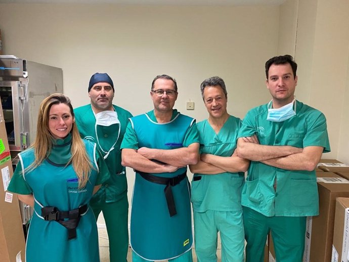 El Hospital Puerta del Mar realiza un implante de válvula aórtica mediante un abordaje poco frecuente.