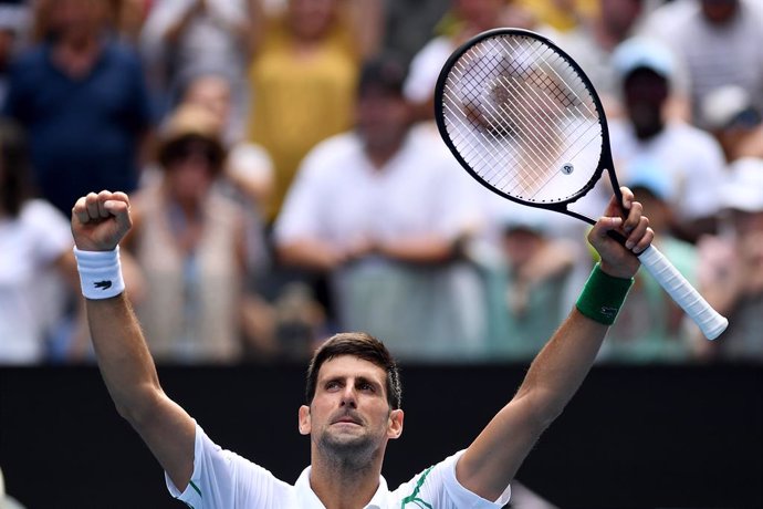 Tenis/Australia.- Djokovic arrasa, Federer remonta y Barty y Kvitova se citan en
