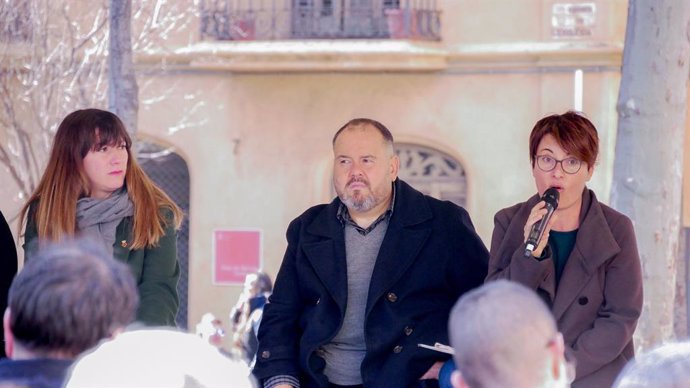 El portaveu dels comuns, Joan Mena, en un acte al costat de l'alcaldessa de Sant Feliu de Llobregat (Barcelona), Núria Muñoz, i la diputada en el Parlament Marta Ribas Fredes.