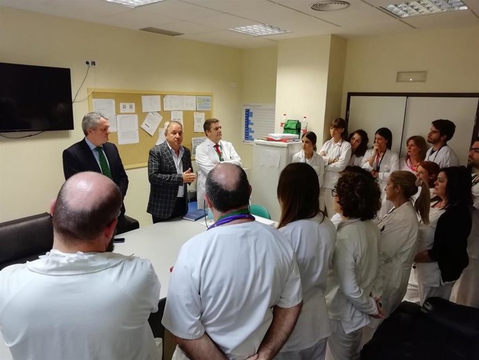 El delegado territorial de Salud y Familias, Juan de la Cruz Belmonte, y el director general de Asistencia Sanitaria y Resultados en Salud, Diego Vargas, visitans hospitales almerienses