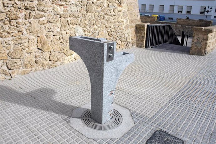 Fuente 'modelo Cádiz' instalada junto a pistas del Instituto Columela
