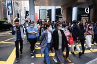 Manifestantes de Hong Kong prenden fuego a uno de los posibles recintos de cuarentena para el coronavirus