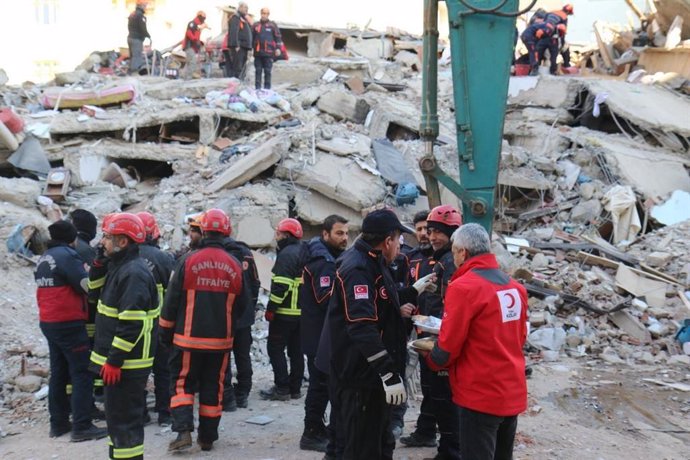 Turquía.- Una niña de cinco años y su madre rescatadas de entre los escombros 24