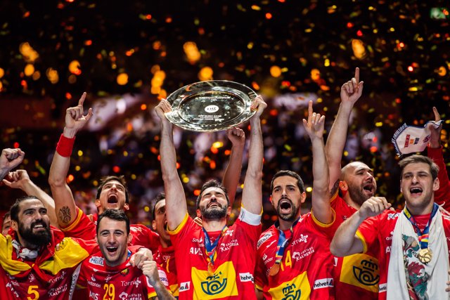 26 January 2020, Sweden, Stockholm: Spain players celebrate with the trophy after their victory in the 2020 EHF European Men's Handball Championship final match against Croatia. Photo: Johanna Lundberg/Bildbyran via ZUMA Press/dpa