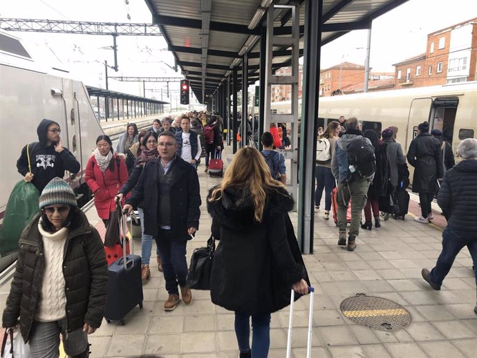 Transbordo de viajeros de los alvias entre Santander y Madrid en Palencia, por una avería
