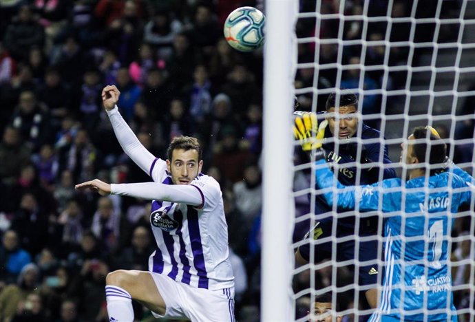 Casemiro cabecea en el gol anulado al Real Madrid ante el Real Valladolid 