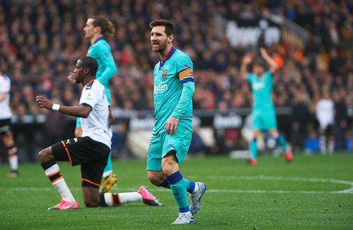 Leo Messi en una acción del Valencia-FC Barcelona de LaLiga Santander 2019-2020