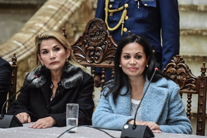 La autoproclamada presidenta interina de Bolivia, Jeanine Ánez, y la ya exministra de Comunicación, Roxana Lizarraga.