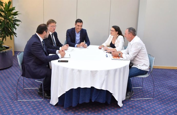 (I-D) El secretario de Organización del PSOE y ministro de Fomento en funciones, José Luis Ábalos,  