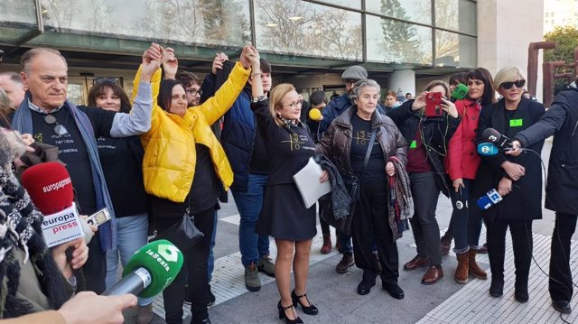 La Asociación de Víctimas del Accidente del Metro a las puertas de la Ciudad de la Justicia de València