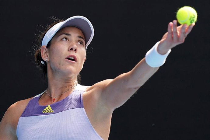 Garbiñe Muguruza ejecutando un saque en el Abierto de Australia 2020