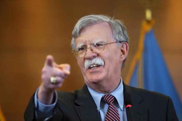 Bolton reveals that Trump told him he would block aid to Ukraine to get an investigation into Biden John Bolton en una rueda de prensa en Kiev en agosto de 2019