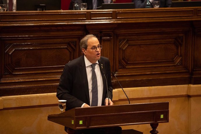 El presidente de la Generalitat, Quim Torra, interviene desde la tribuna del Parlament en un pleno extraordinario convocado tras la decisión de la Junta Electoral Central (JEC) de inhabilitarle en Barcelona (Cataluña, España), a 4 de enero de 2020.