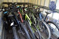 Detenido en Huelva tras intentar darse a la fuga con una furgoneta cargada de bicicletas robadas