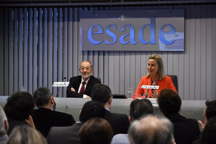Los ex Altos Represnetanes de la UE para Asutnos Exteriores y Política de Seguridad Javier Solana y Federica Mogherini.