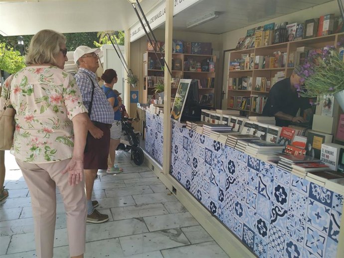 Imagen de los lectores en la Feria del Libro de Sevilla de 2019