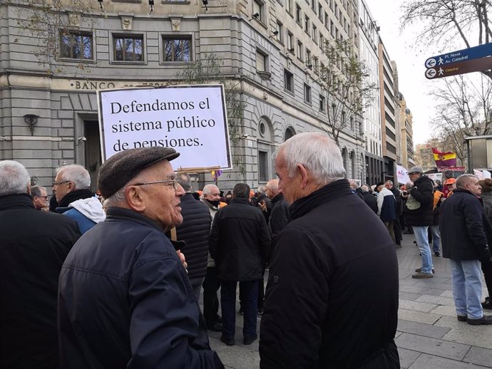 Manifestación de pensionistas frente al Banco de España en Barcelona