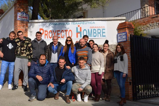 Imagen de la visita de la delegada de Economía y Empleo a la casa de 'Proyecto Hombre' en Huétor Santillán