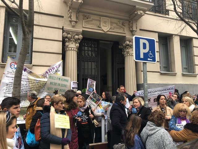 Concentración de asociaciones de afectados por bebés robados ante la sede de la Fiscalía en Madrid