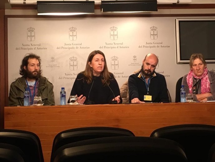 La portavoz de Podemos en la Junta General, Lorena Gil, con alumnos de cursos de formación para el empleo, en sede parlamentaria.