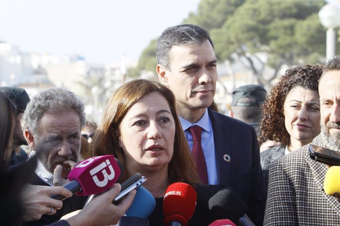 La presidenta del Govern, Francina Armengol, junto al presidente del Gobierno, Pedro Sánchez, durante su visita por los destrozos de la borrasca 'Gloria'.