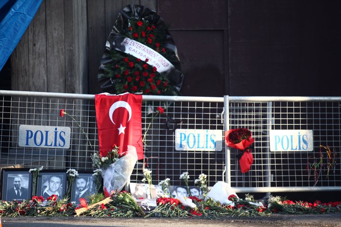 Flores y una bandera turca en el lugar donde ocurrió el atentado