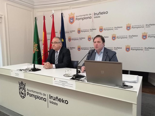 El alcalde de Pamplona, Enrique Maya, y el concejal Fernando Sesma en rueda de prensa