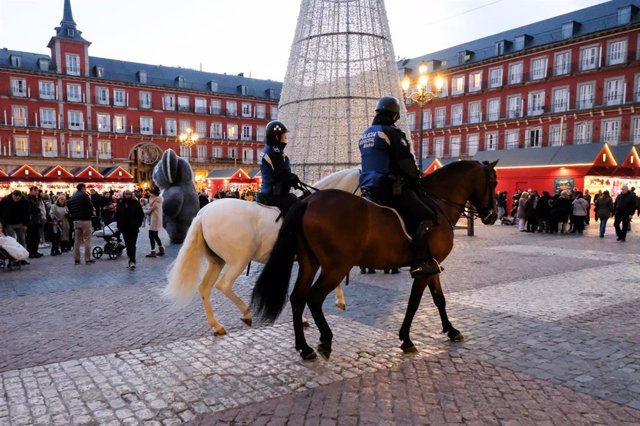 Dos agentes de la Policía Municipal a caballo, patrullan por la Plaza Mayor de Madrid, a 16 de diciembre de 2019.