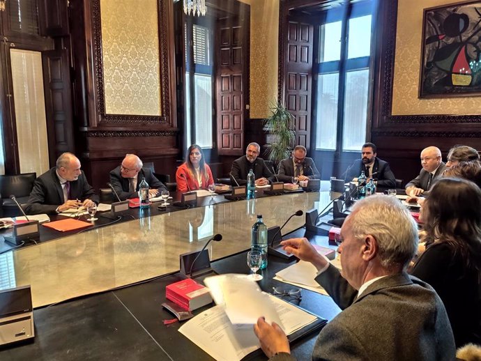 Mesa del Parlament que analizará la posible retirada del escaño del presidente de la Generalitat, Quim Torra, en Barcelona, el 27 de enero de 2020.