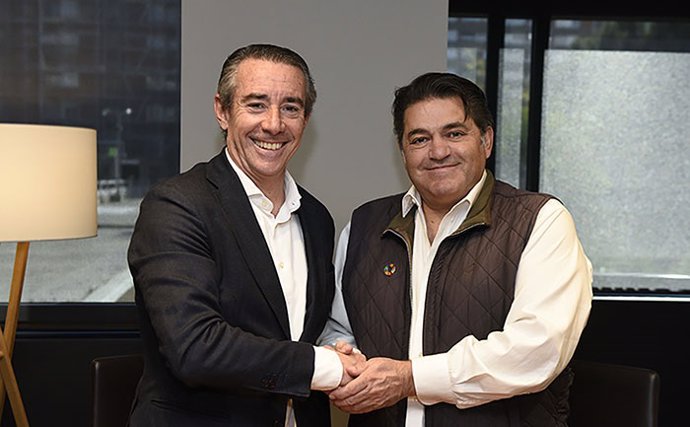El director general de CaixaBank, Juan Antonio Alcaraz, y el fundador y consejero delegado de Plug and Play, Saeed Amidi