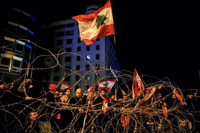 Líbano.- Manifestantes libaneses intentan bloquear las calles de Beirut para imp