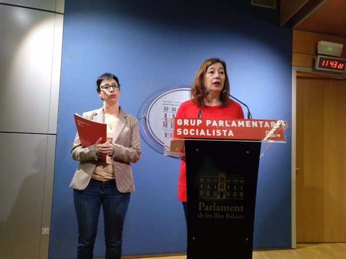 (I-D) Las  dirigentes socialistas Sílvia Cano y Francina Armengol.