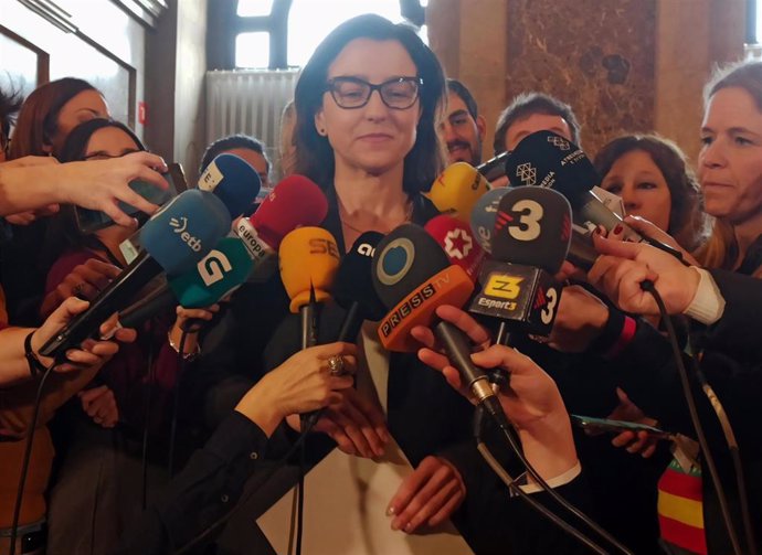 La portavoz del PSC-Units en el Parlament, Eva Granados, en una atención a los medios en la Cámara catalana