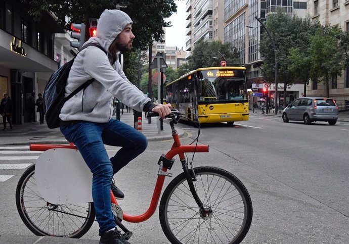 Un usuario en bicicleta, transporte público gratuito por el nivel 2 de contaminación en Murcia