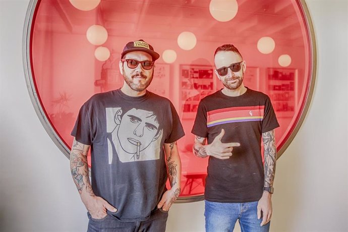 Los Chikos del Maíz, Nega y Toni posan en su entrevista por el estreno de su nuevo disco  'Comanchería', en Madrid, a 8 de octubre de 2019.
