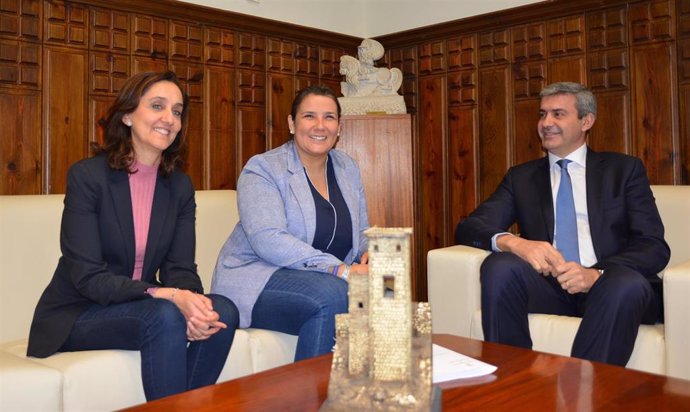 El presidente de la Diputación de Toledo, Álvaro Gutiérrez, se reúne con la alcaldesa de Talavera, Tita García Élez.