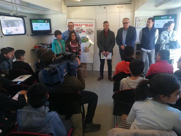 Inicio de la campaña 'Aprende a crecer con seguridad' en el CEIP Gabriel Cara