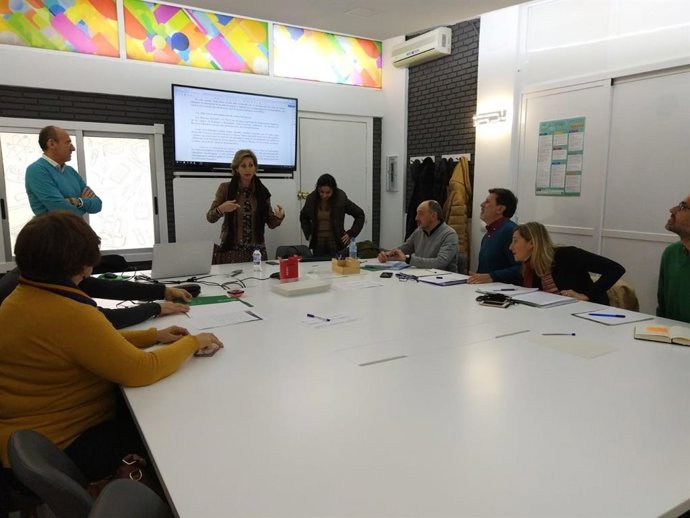 Troncoso (centro) se reúne con directores de residencias escolares