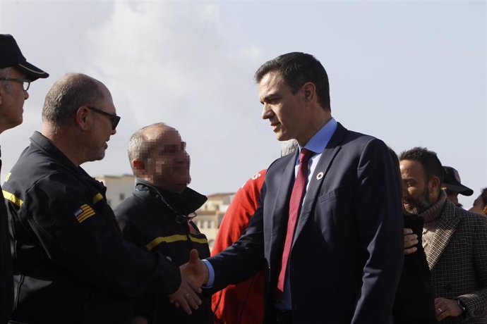 El presidente del Gobierno, Pedro Sánchez, saluda a los efectivos implicados en el dispositivo de emergencias de la borrasca 'Gloria' en su visita a Mallorca
