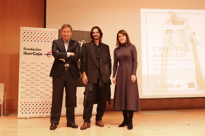 El director del Centro Hacer Creativo, Juan Benito, el artista diseñador Ernesto ARtillo y la jefe de Área de Desarrollo de las personas y Centros de Fundación Ibercaja, Inés González.