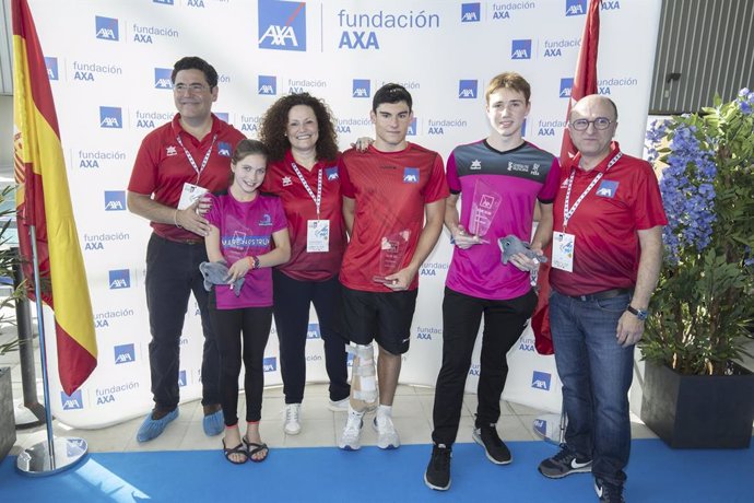 Jacobo Garrido (centro) con su trofeo de ganador del Campeonato de España AXA de Promeras Paralímpicas de Natación 2020