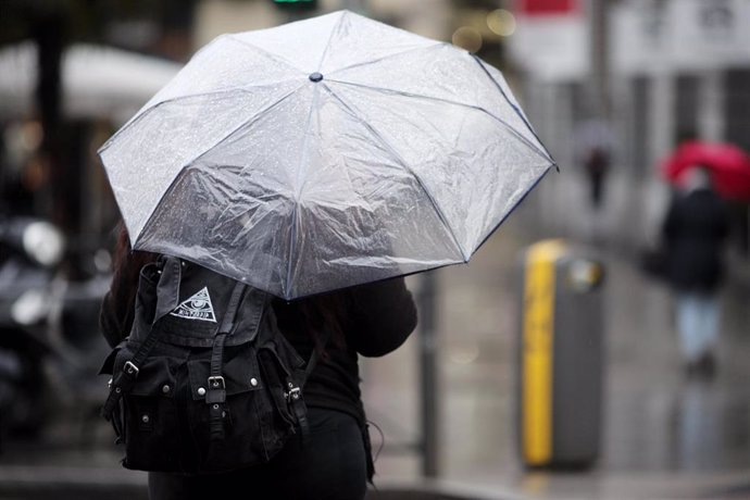 Una persona pasea con paraguas para protegerse de la borrasca `Gloria que deja fuertes lluvias en la capital, en Madrid (España), a 24 de enero de 2020.