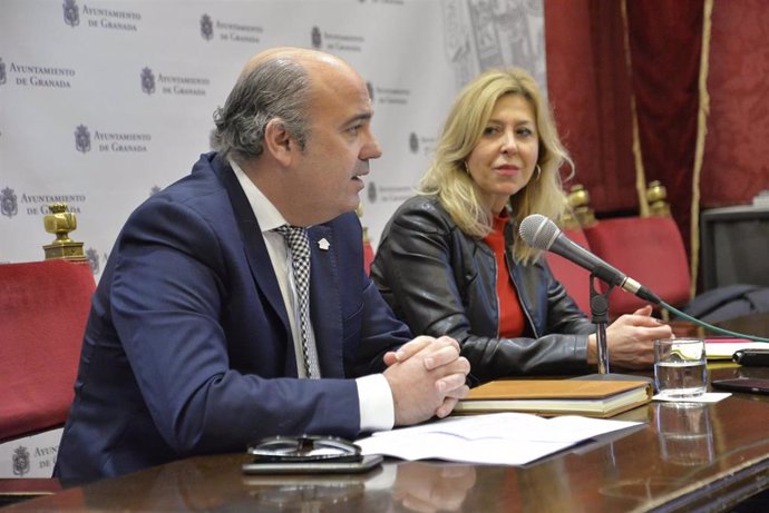 El presidente del Colegio de Administradores de Fincas, Antonio Lasso, y la responsable de Medio Ambiente en el Ayuntamiento de Granada, Pepa Rubia