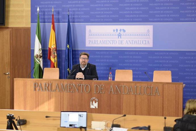 El portavoz adjunto del Grupo Parlamentario Socialista, Rodrigo Sánchez Haro, en rueda de prensa este lunes