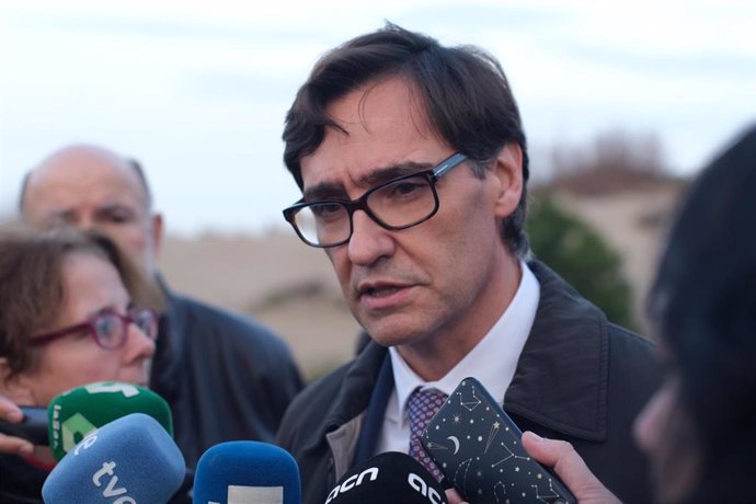El ministro de Sanidad, Salvador Illa, ofrece declaraciones a los medios de comunicación durante su visita a Riumar (Tarragona), una zona del Delta del Ebro afectada por la borrasca 'Gloria', en Riumar/Tarragona/Cataluña (España) a 24 de enero de 2020.