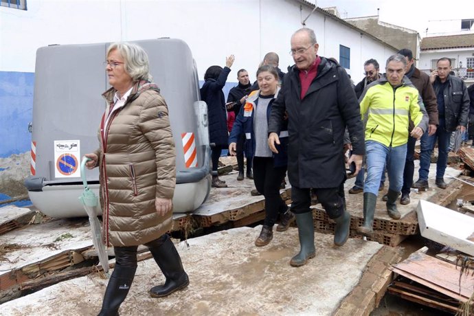 El alcalde de Málaga, Francisco de la Torre, y el consejero de la Presidencia, Administración Pública e Interior, Elías Bendodo, acompañados por el equipo de gobierno local, inspeccionan los daños de las lluvias en Campanillas.